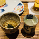 日本橋 蕎ノ字 - ☆蕎麦の実と浜名湖産の舞阪生海苔。
      ◎生海苔の磯の香りが風味豊か。舞阪生海苔は浜名湖ブランドの青海苔。
      ☆シジミと昆布出汁。 
      ◎浜名湖産のシジミ出汁は、天ぷらを食す前に胃を温める効果がある。
