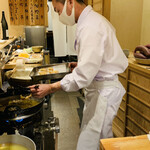 日本橋 蕎ノ字 - ☆天ぷらを揚げるのが間近に見えるこの席に、若い職人さんを優先させて座って貰うと言う。天ぷらの自分の技量を全て見せてあげる鈴木氏の器量は大きい。