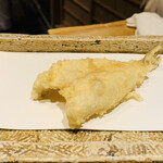 日本橋 蕎ノ字 - ■きす（千葉県富津産）
      ◎竹岡漁港の江戸前のきすは身が大きくふっくらし美味い。
      ◎塩でひと口、残りは天つゆで頂く。
      