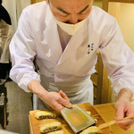 日本橋 蕎ノ字 - ☆挙げたヒラメに柚子をふりかけていく。