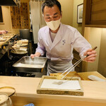 日本橋 蕎ノ字 - ☆牡蠣を揚げて供する大将。天ぷらを揚げる技量はかなり高い。