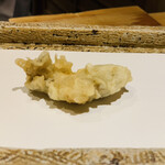 日本橋 蕎ノ字 - ◆牡蠣（広島・大黒神島産）
      ◎一つ目は塩で頂く。
      ◎無人島の大黒神島産のカキは安全な牡蠣。濃厚で甘みも強い。
      
      