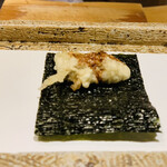 日本橋 蕎ノ字 - ◆牡蠣の磯部揚げ
      ◎牡蠣の二つ目は海苔を巻いて頂く。蕎麦つゆのかえしが牡蠣の味わいに深みを与えている。
      