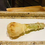 日本橋 蕎ノ字 - ◆旬野菜
      ☆オニオンヌーボ（静岡・浜松 ヤママツ鈴木農園）
      ◎ 世界で一番早く収穫される玉ねぎと呼ばれている。
      辛さは無く甘みがあり、玉ねぎと青ネギを合わせた味わい。