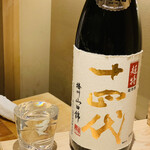 日本橋 蕎ノ字 - ◎ 十四代 超特撰　純米大吟醸 播州山田錦　
      (山形県村山市 高木酒造)
      ・原料米：特Ａ山田錦
      ・精米歩合：35％
      ☆以前は静岡の地酒しか置いてなかったが、最近は日本酒の銘柄が増えた。