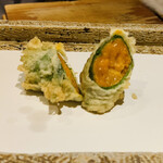 日本橋 蕎ノ字 - ■うに大葉巻き
      ☆北海道産バフンウニ。大葉に巻いて天ぷらに。
      うにの甘みがなんとも言えない美味さ。塩で頂く。
      