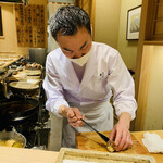 日本橋 蕎ノ字 - ☆玉取茸に蕎麦つゆのかえしを塗り仕上げて行く。