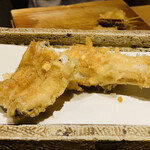 日本橋 蕎ノ字 - ◆穴子（長崎 対馬）
      ☆揚げた穴子を大将自ら目の前でサクッと音をさせて真っ二つに。一つは塩で、もう一つは天つゆで頂く。