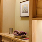 日本橋 蕎ノ字 - ☆壁には、鈴木氏の故郷富士山と茶畑の絵が飾られている。