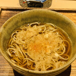 日本橋 蕎ノ字 - ☆温かい蕎麦。大将が揚げ玉を入れてたぬき蕎麦にしてくれた。温かい蕎麦も美味い。