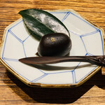 日本橋 蕎ノ字 - ■黒大奴（くろやっこ）
      ☆島田市の江戸時代から続く清水屋の銘菓。
      北海道産の小豆をさらし餡に仕上げ、羊羹でくるんだお菓子。