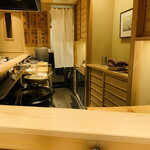 日本橋 蕎ノ字 - ☆ 店内はカウンター席が9席のみ。今夜は鈴木氏が天ぷらを揚げる手元が見える唯一の席に座った。