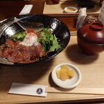 ゑびや大食堂 - 松阪牛ローストビーフ丼（全景）