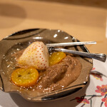 うを徳 - 水菓子（チョコレートアイスクリーム、金柑「春姫」、金柑のジュレ、白苺「ミルキーベリー」）