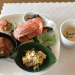 SEASCAPE TERRACE DINING - ビーフ＆ストロベリーデザートビュッフェ３９００円。コールドセレクション色々。冷菜大好き星人ですが、味がボヤけたものが多くて。。スモークサーモンに救われました（╹◡╹）