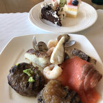 シースケープ テラス・ダイニング - ビーフ＆ストロベリーデザートビュッフェ３９００円。アクアパッツァ風、ハンバーグ、スモークサーモン、残り物？のデザート。ストロベリーデザート？？？ 
（；＿；）