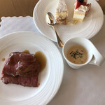 シースケープ テラス・ダイニング - ビーフ＆ストロベリーデザートビュッフェ３９００円。ミルクレープは解凍直後でシャリシャリ。。。ストロベリーデザート？？？ 良くわかりません（；＿；）