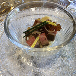 ステーキ懐石都 春日 - 前菜のローストビーフと下にはマッシュポテトがあります。ローストビーフが程よく柔らかくて美味しいです。中に白色の山葵が入っているので、マッシュポテトと間違えて食べないように気を付けてください笑