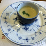 ステーキ懐石都 春日 - 安納芋のポタージュ。中にはなんとフォアグラが入っていて、これがまた癖が全くなくて美味しいです。混ぜて茶碗蒸し風に食べても美味しいですよ。