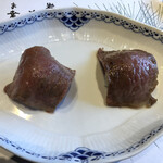 ステーキ懐石都 春日 - お肉寿司。軽く炙ったロースを酢橘を混ぜて作られた酢飯に乗せて頂きます。一口サイズなのも嬉しいですね。
