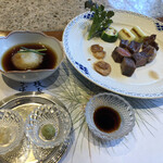 ステーキ懐石都 春日 - 左下は山葵が2種類、左上は大根おろしにポン酢、右下は小豆島のお醤油で、お肉のお皿には天然塩があります。どれで頂いても美味しいので特にルールは無く、自分チョイスでお好きにどうぞ。