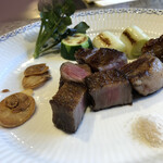 ステーキ懐石都 春日 - ガーリックチップは低温でじっくり炒めると、中の水分がしっかり抜けてカリカリに仕上がります。お肉は佐賀牛のロース肉をシェフオススメのミディアムレアで頂きます。お野菜も地元の福山で採れた旬のお野菜です。