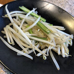 ステーキ懐石都 春日 - 小松菜ともやしの炒め物。ステーキの際に出てきた大根おろしポン酢で頂きました。そのままでも軽く塩胡椒で味付けされているので美味しいのと、そのままだと野菜本来の甘味がかなり感じれます。