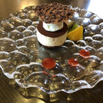 ステーキ懐石都 春日 - ティラミスとバニラアイスです。お料理を頂いた後は、鉄板焼きのお部屋から、空港の高級VIPラウンジの様な部屋に移動してスイーツを頂きました。