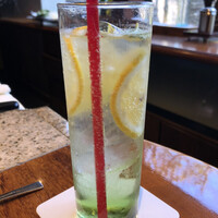ステーキ懐石都 春日 - ノンアルコールのグリーンアップルソーダ。