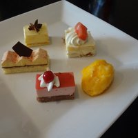 イル・ミラジィオ - デザートを綺麗に並べてみました