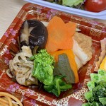 桂旅館 - カレー弁当(\2,500)　炊き合せ・昆布炒め煮