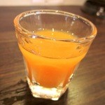 食前にサービスで提供される、自家製野菜ジュース