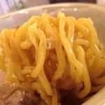 麺は極太縮れ麺