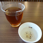 茶遊亭 - 梅風味のお茶と、あたたかいほうじ茶が出て来ます。