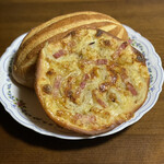 サイドフィールドブレッド - 料理写真:薄く伸ばした生地にチーズがたっぷり。
カリカリでこれはピザですね。