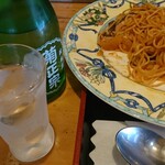 八幡 - 冷酒は菊正宗（純米酒）なかなか旨し！