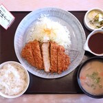 Katsutoki - 知床ポークの厚切りロースカツ定食と
                        とん汁、味噌だれ