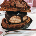 マジドゥショコラ - 別角度から　カフェでお皿とフォークを貸してくれました