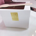 マジドゥショコラ - テイクアウト用の箱に入れてフォークを付けてくれましたが、飲み物注文で隣のカフェで食べることができます