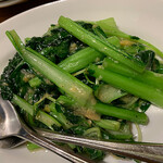 西安餃子 - 豆苗と青葉のにんにく炒め