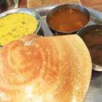 三燈舎 - ドーサの焼け具合でシェフの機嫌がわかります。ラッサムの胡椒が超絶効いているのは風邪の季節への気配りですね。ミニミールス¥1000 