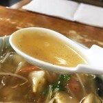 Chuuka Eihou - スープはとろ〜っとした餡かけ状態で、あっさり味。
                        あっさりと言っても、しっかりと味付けしてあってメチャメチャ美味い！