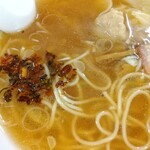 支那ソバ かづ屋 - 揚げネギ投入