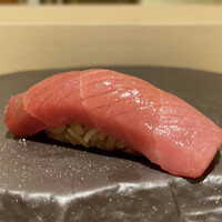 鮨まつもと - 中トロ　伊豆下田沖　180kg（シャリ赤酢）　筋が柔らかで脂があり良い味わいです♪