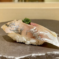 鮨まつもと - 淡路のアジ（シャリ白酢）　一口目の食感が良かったです　次第に柔らかさが感じられます　白酢のシャリが柔らかでアジに合ってます♪