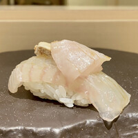 鮨まつもと - ヒラメ　縁側と肝を添えて（シャリ白酢） こちらのこの握りは美味しい　某鮨店でいただいた際には肝にクセがありヒラメの味を台無しにしてましたが。