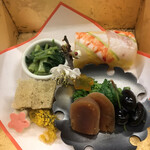 Akasaka Kikunoi - 昼懐石１３３１０円。八寸。山葵菜の辛味、黒豆の甘味、蕗のとうの苦味、小川唐墨の塩味、手綱寿司の酸味と、五味のバランスが素晴らしい一皿です（╹◡╹）（╹◡╹）