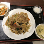 Kinshuusaikan - 牛肉焼き刀削麺のランチセット@880円