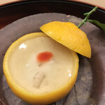 赤坂 菊乃井 - 昼懐石１３３１０円。三宝柑雲子蒸し 銀餡。鱈の白子を裏漉ししたものを豆乳と合わせ、さらに白子を加えて、蒸しあげた品です。濃厚な旨味と柑の酸味が調和して、とーっても美味しかったです（╹◡╹）（╹◡╹）