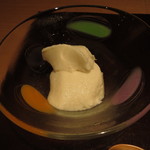 神保町 傳 - ホワイトアスパラの寄せ豆腐  卵黄を掻き混ぜて1